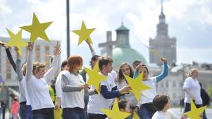 Parada Schumana żółto-niebieska. Kilka tysięcy osób przeszło ulicami stolicy